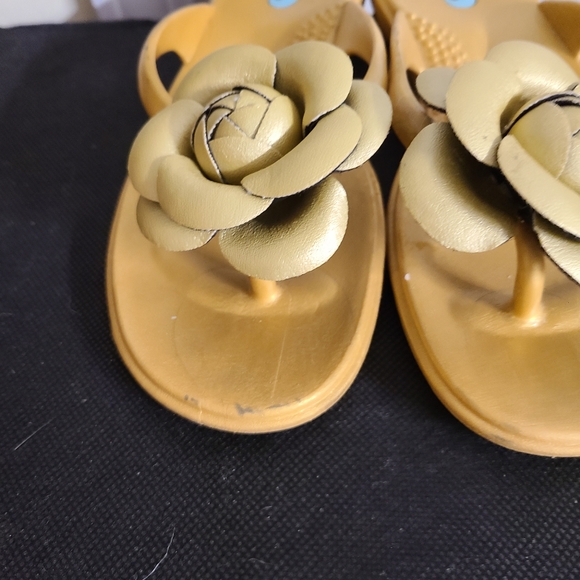 OKA b. Sandals Thong Flip-Flops Gold Flowers Comfy - Picture 10 of 10